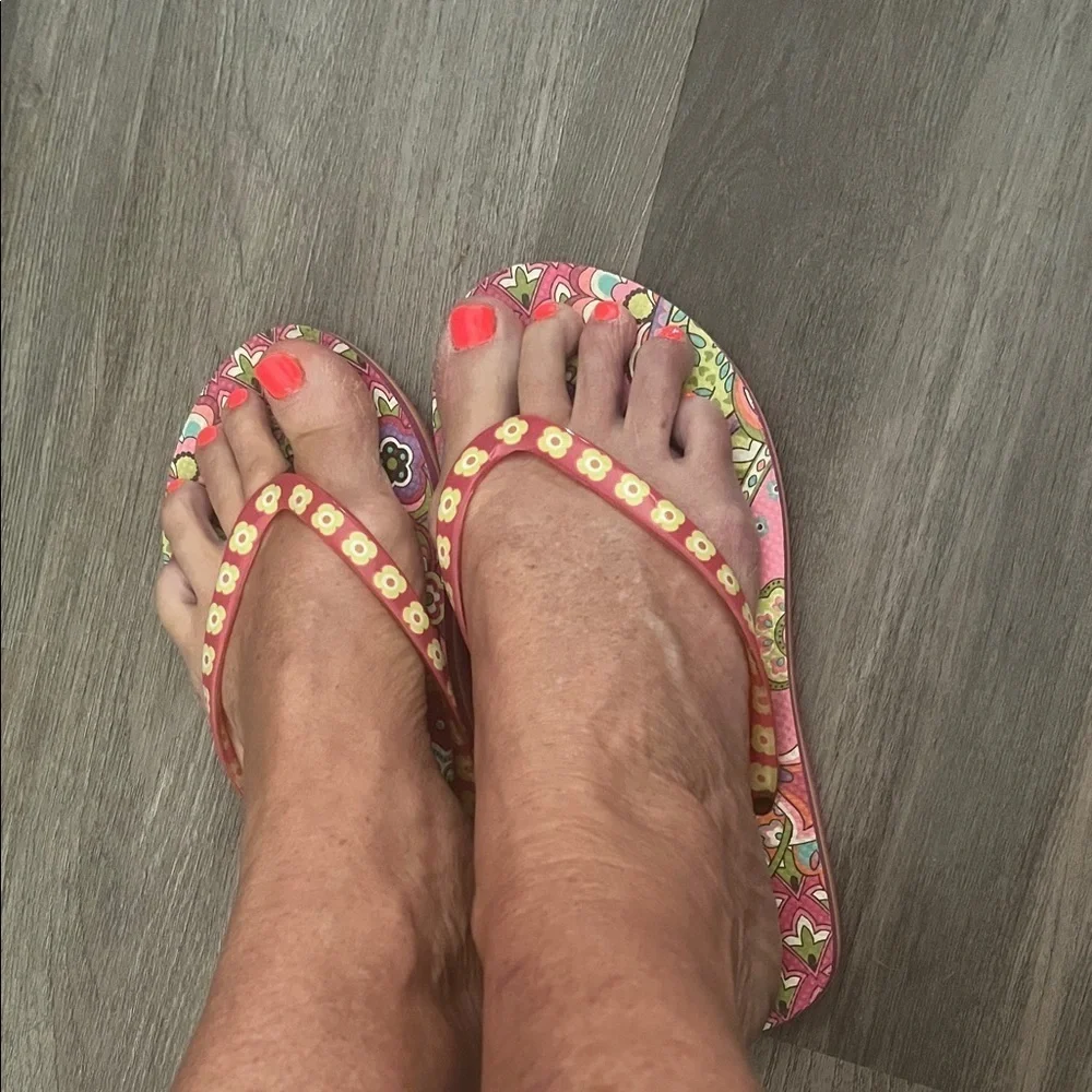 Vera Bradley Pink Paisley Sandals flip flops  size 7 preowned